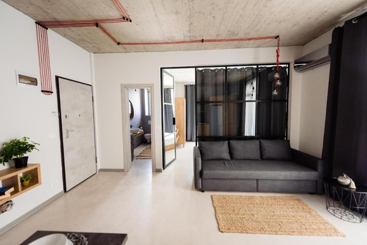 Alex Mnl Lux Mamaia 6 *
